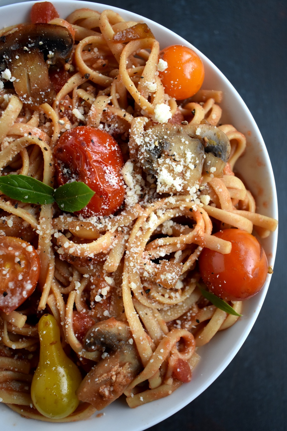 Spicy Creamy Tomato Basil Pasta features a creamy, spicy tomato basil sauce made with Greek yogurt, parmesan and fresh cherry tomatoes and sauteed mushrooms! www.nutritionistreviews.com