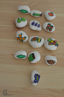 Manualidades. piedras de la pequeña oruga glotona.