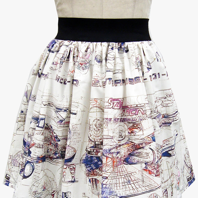 Photo : スケベ目的ではなく、今すぐ脱いで、詳細をよく見せてほしいエンタープライズ号の設計図模様のスカート ! !