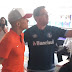 No embarque para o Chile, torcedor gremista para D'Alessandro e pede foto