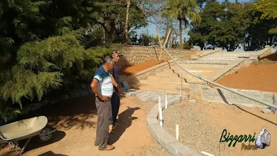 Bizzarri visitando as obras e orientando onde estamos fazendo as escadas de pedra com pedra folheta cinza escuro e nos patamares da escada de pedra a colocação de pedra com junta de grama e nas laterais as muretas de pedra em sede da Fazenda em Atibaia-SP. 15 de agosto de 2016.