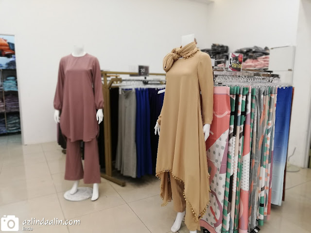 Haqqi Butik Pakaian Kelengkapan Haji dan Umrah - Assalamualaikum. Korang tengah cari pakaian dan kelengkapan Haji dan Umrah ke tu? Entri hari ini, mummy nak sharing butik yang menjual pakaian Haji dan Umrah. Kalau kroang perasan. Masih tak ada banyak butik yang menjual kelengkapan haji dan umrah, kan ? Kalau korang nak tahu, Butik Haqqi yang berada di Shah Alam, Bangi, TTDI dan Terengganu ni, ada menjual barangan dan kelengkapan haji dan umrah. Apa dia? Jauh? Kalau tak boleh datang Butik Haqqi. Korang boleh beli online je di www.haqqi.com.my . Semua kelengkapan haji dan umrah ada di Butik Haqqi Online ni ! Haqqi Butik Pakaian Kelengkapan Haji dan Umrah - Assalamualaikum. Korang tengah cari pakaian dan kelengkapan Haji dan Umrah ke tu? Entri hari ini, mummy nak sharing butik yang menjual pakaian Haji dan Umrah. Kalau kroang perasan. Masih tak ada banyak butik yang menjual kelengkapan haji dan umrah, kan ? Kalau korang nak tahu, Butik Haqqi yang berada di Shah Alam, Bangi, TTDI dan Terengganu ni, ada menjual barangan dan kelengkapan haji dan umrah. Apa dia? Jauh? Kalau tak boleh datang Butik Haqqi. Korang boleh beli online je di www.haqqi.com.my . Semua kelengkapan haji dan umrah ada di Butik Haqqi Online ni !