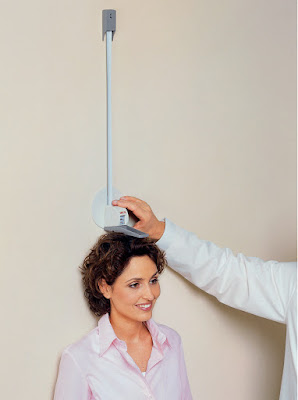 paciente usando cinta enrollable de pared seca 206 para medida de talla