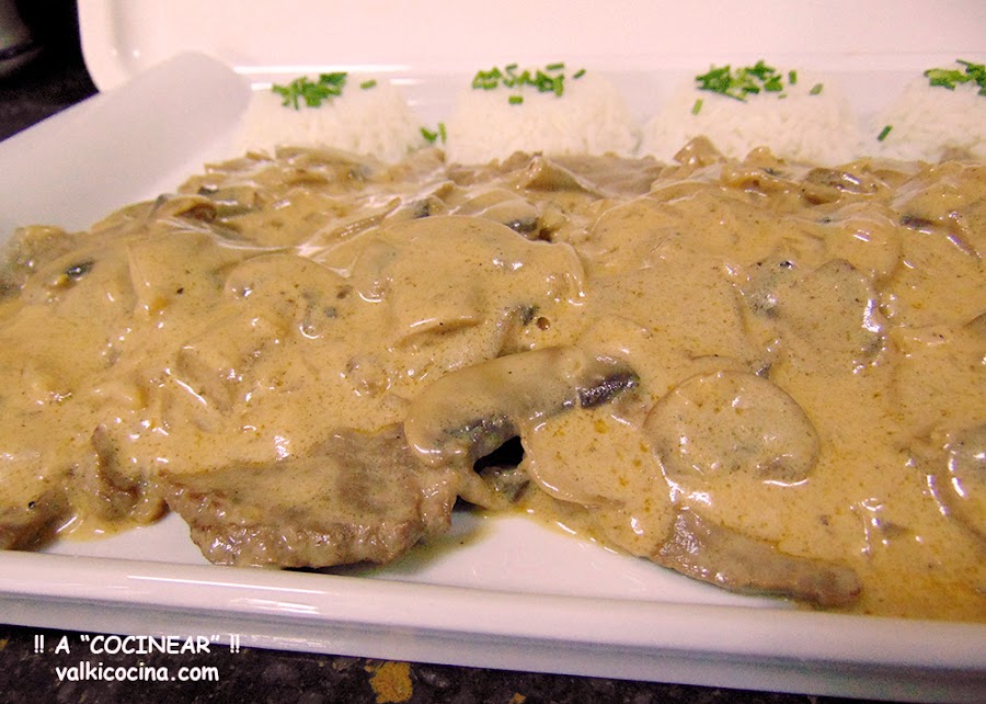 Escalopines de ternera en salsa strogonoff