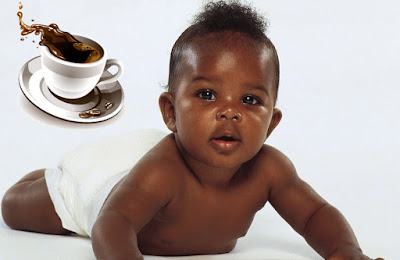 Mujer da a luz a un niño negro y le echa la culpa al café que toma el marido