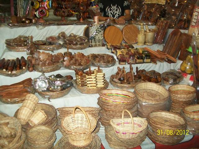 दुकानों पर बिकता हुआ विभिन्न तरह का सामान