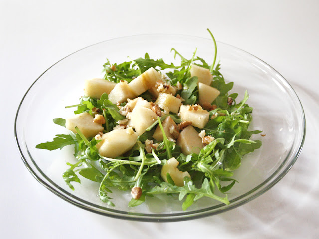 ensalada de rúcula, peras y nueces