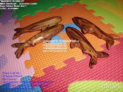 Kerajinan Handicraft  Acecories Liontin Kayu Gaharu Model Ikan 1