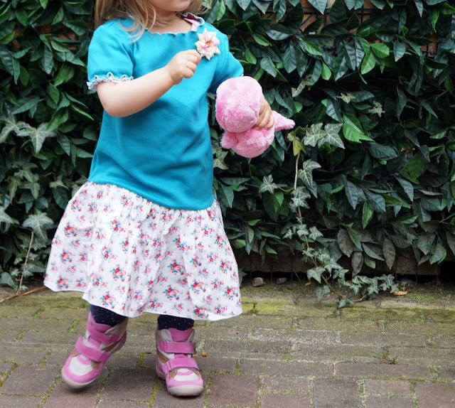Lia Bach: Zauberhafte Festtagskleidung für Kinder. Mein kleines Mädchen liebt Ihr Sommerkleid mit Blumen-Print!