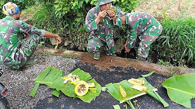 Satgas TMMD Yang Tahan Banting Dalam Segala "Cuaca" Satgas TMMD Yang Tahan Banting Dalam Segala "Cuaca"