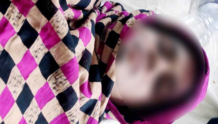 Injuries to beat a wife for not divorcing her husband ধুনটে তালাক না মানায় স্ত্রীকে পিটিয়ে জখম
