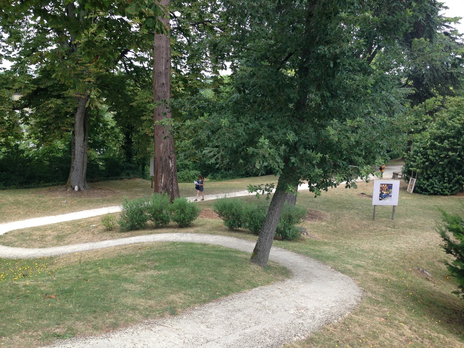 park przy zamku park przy zamku w Languais wypełniomy olbrzymimi drzewami i stanowiskami z grami dla dzieci