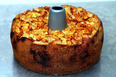  Buat kau yang hobby membikin camilan anggun dan kau sedang mencari tahu bagaimana caranya menciptakan  Resep Kue Apple Cake
