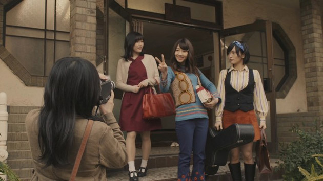 AKB48 >> Single "#Sukinanda" - Página 10 Tsubasa-wa-iranai-mv-screenshot-15