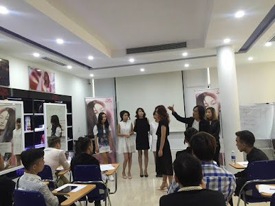 THẦY TRÒ LỚP AB THAM DỰ HỘI THẢO MÀU NHUỘM WELLA TẠI HÀ NỘI
