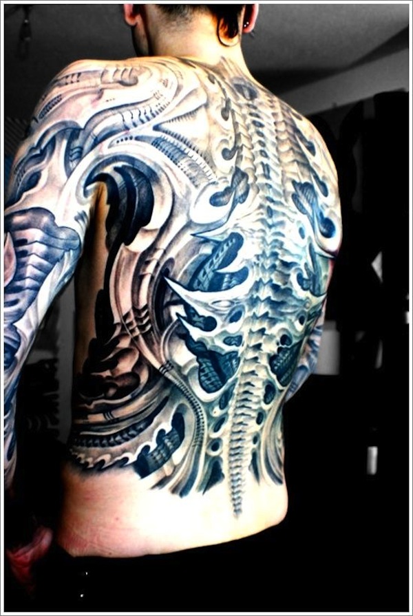 tatuaje biomecanico a gran tamaño en la espalda de un chico
