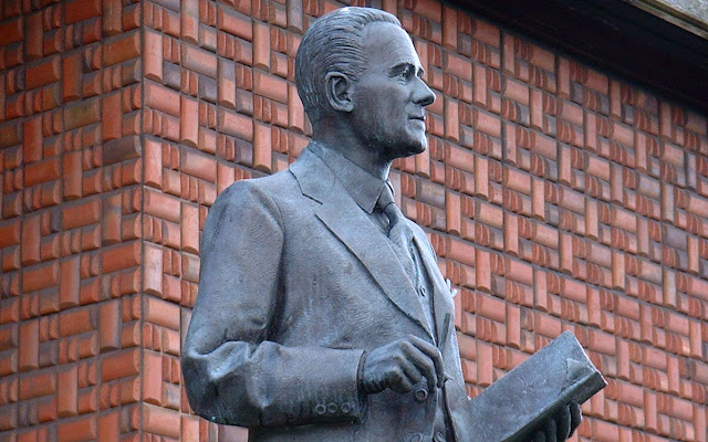Statue of RJ Mitchell