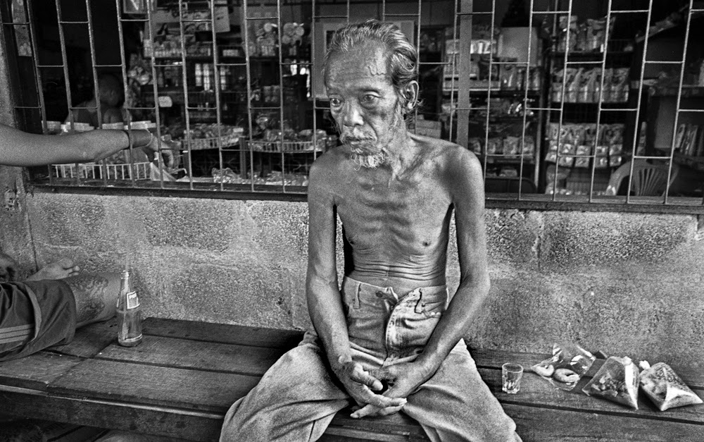 Yaum S Photo Diary Photo Story Skinny Old Man Klong Toey Slum Bangkok Thailand 2011