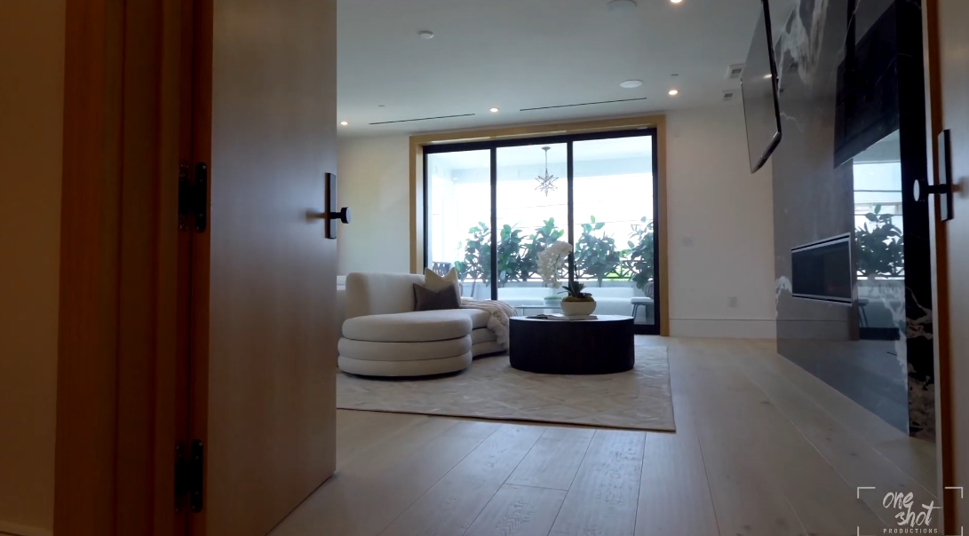 36 Interior Design Photos vs. 8235 W 4th St, Los Angeles Luxury Home Tour