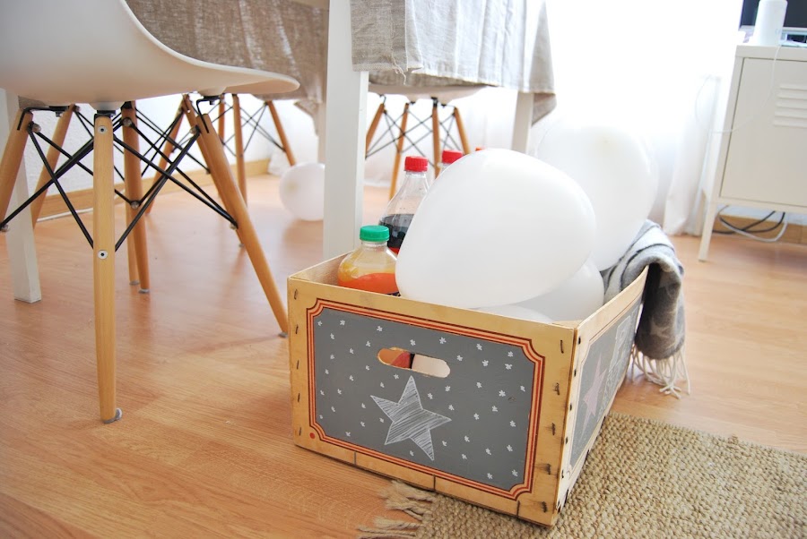 mesa de cumple en gris y blanco