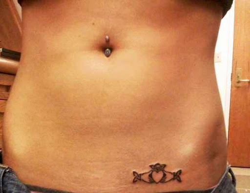 Pequeno Claddagh Tatuagem na cintura mais Baixa