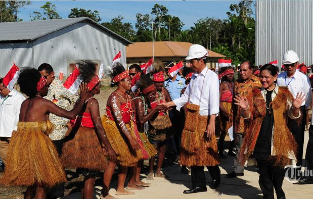 Pakaian Adat Papua Barat Nama  Gambar dan Penjelasannya 