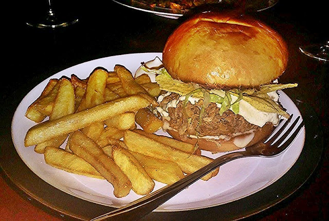 Burger Nachos KRIEK Belgian Pub & Cafe i Wyczesane Porki