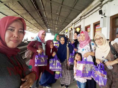belanja-buah-tangan-untuk-keluarga-tercinta-di-rumah-di-sebuah-toko-jajanan-khas-di-stasiun-bogor beli oleh oleh di stasiun bogor menikmati masakan sunda otentik di restoran kluwih bogor nurul sufitri mom lifestyle blogger kuliner