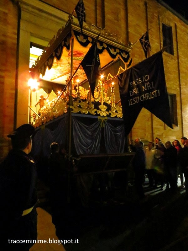 Porto Recanati - la Bara di Notte - il rientro in chiesa La Bara de Notte tra le vie di Porto Recanati il Venerdì Santo