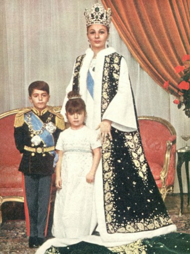 принцесса анил аль долях. три жены шаха ирана пехлеви. шах персии 19 век 20 век картинки. иранская принцесса анис аль. шах реза пехлеви коронация.