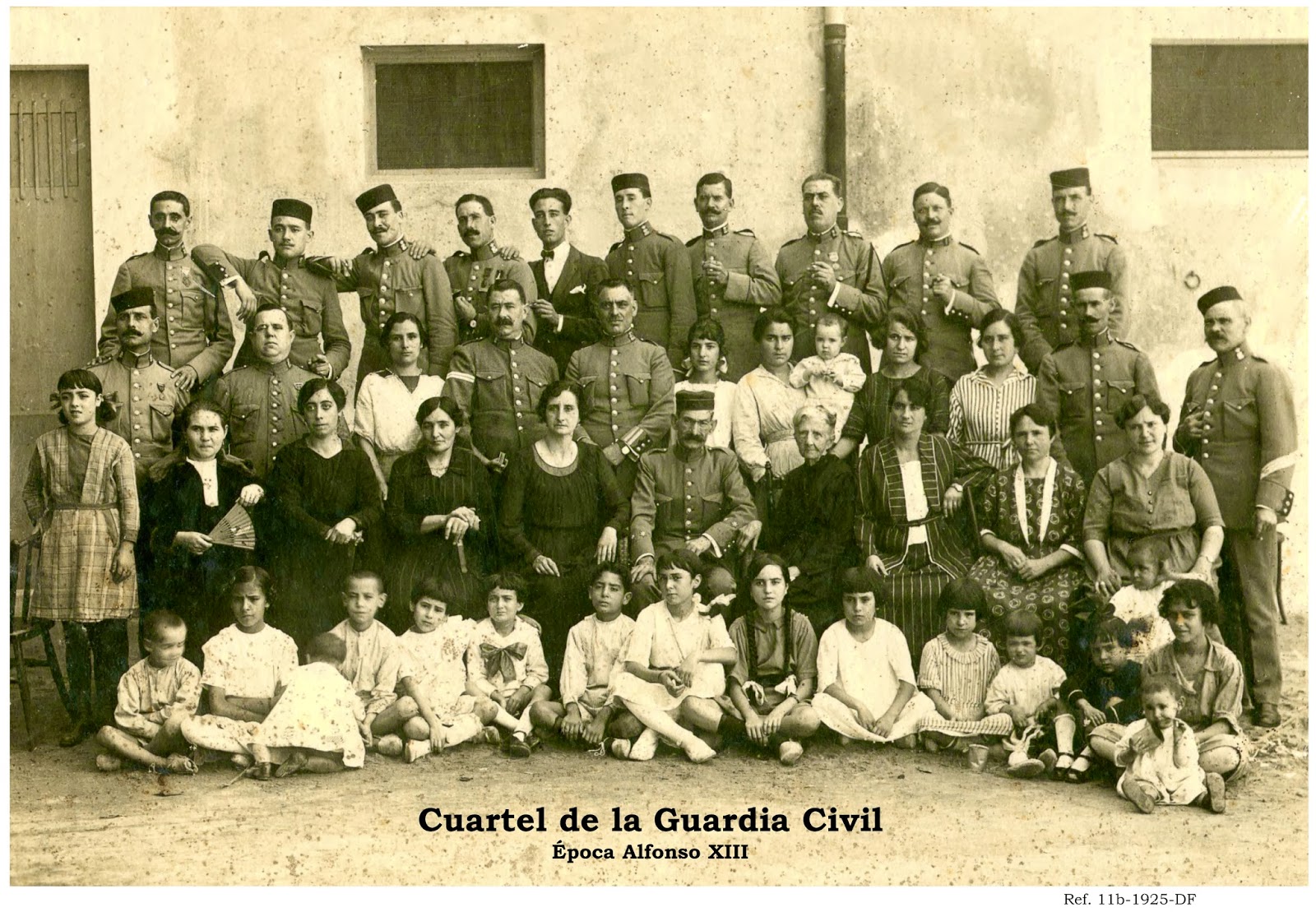 Los dioses emboscados: Una casa cuartel de la Guardia Civil en la época ...