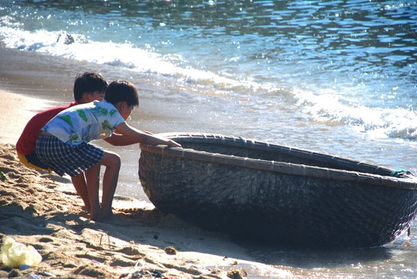 Trẻ em vùng biển dù ở lứa tuổi nào cũng tham gia sản xuất