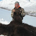 L'homme pose fièrement à côté de l'ours qu'il vient de tuer en hibernation. Mais la suite est encore plus révoltante...