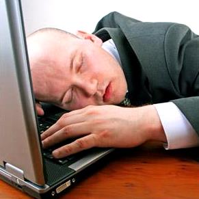 Día Mundial del Sueño Foto de hombre durmiendo en el trabajo