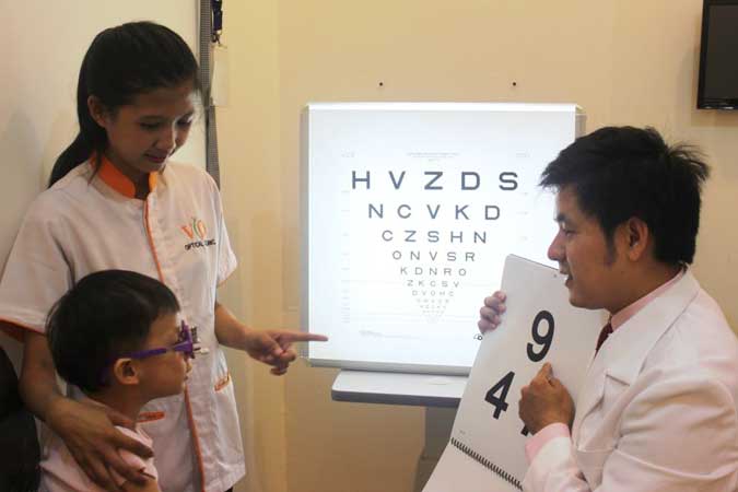 Kesadaran Berobat Masyarakat Pedesaan Sangat Rendah Namrole, Malukupost.com - Dokter spesialis mata Miranda Therik-Johannes dari RSUD Ba'a, Rote Ndao, Nusa Tenggara Timur mengatakan kesadaran masyarakat di pedesaan untuk memeriksakan kesehatan mata sangat rendah jika dibandingkan warga perkotaan. "Kesadaran masyarakat di pedesaan untuk berobat sangat rendah, di kota kadang-kadang kalau pandangan sudah kabur sedikit langsung memeriksakan ke dokter karena mereka merasa akan mempengaruhi pekerjaannya," katanya di Namrole, Jumat (4/11). Miranda mengatakan masalah kesehatan mata seringkali dianggap sepele, kebanyakan masyarakat, terutama di daerah pedesaan lebih banyak berobat setelah penglihatan mengalami masalah serius, bahkan ada yang hingga sudah tidak mampu melihat dengan jelas dalam jarak dekat. Ia mencontohkan, berdasarkan pengalamannya selama lima tahun menjadi dokter spesialis mata, kebanyakan penderita katarak di daerah pedesaan memeriksakan kondisinya setelah ukuran kataraknya menebal dan menyebabkan gelapnya penglihatan. Katarak bisa terjadi kepada siapa saja, penyebabnya pun bermacam-macam, seperti aktivitas pekerjaan di bawah paparan sinar matahari langsung dalam waktu yang lama, benturan pada kepala, gaya hidup dan pola makan yang tidak terkontrol, sehingga mengakibatkan hipertensi dan diabetes yang bisa menyebabkan kekeruhan lensa mata. "Katarak adalah lensa mata yang keruh, ada beberapa jenisnya, dari segi umur ada katarak kongenital, juvenil dan lainnya, kalau dibiarkan setelah sudah tebal hingga terjadi glukoma dan matinya saraf mata, dioperasi pun pandangan mata tidak akan normal," kata dokter Miranda.