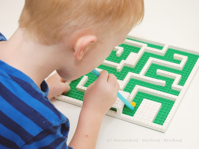 Lernen mit Lego: Das Murmel-Labyrinth spricht viele Lernbereiche an.Räumliches Denken, vorausschauendes Denken, Konzentration, Ausdauer, Augen-Hand-Koordination und die Feinmotorik.