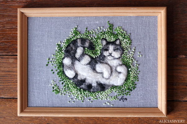 Teno, textile work by Alicia Sivertsson aliciasivert, alicia sivert, alicia sivertsson, broderi, embroidery, needlework, textile, craft, hantverk, slöjd, hand made, diy, do it yourself, alster och makeri, cat, katt, teno, needlefelt needle felt, felted, nåltova, nåltovning, tova, tovning, nål, french knots, franska knutar