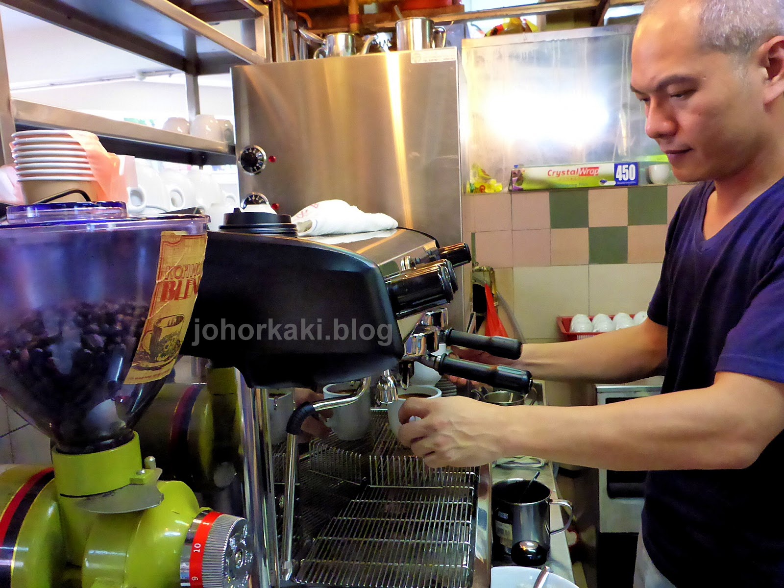 Best Singapore Hawker Centre Coffee. Kopi More Golden Mile ⭐⭐⭐⭐ Tony