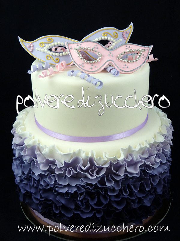Torta in bianco e nero per un 18° compleanno con la festeggiata in pasta di  zucchero  Polvere di Zucchero:cake design e sugar art.Corsi decorazione  torte,cupcakes e fiori.Shop on line
