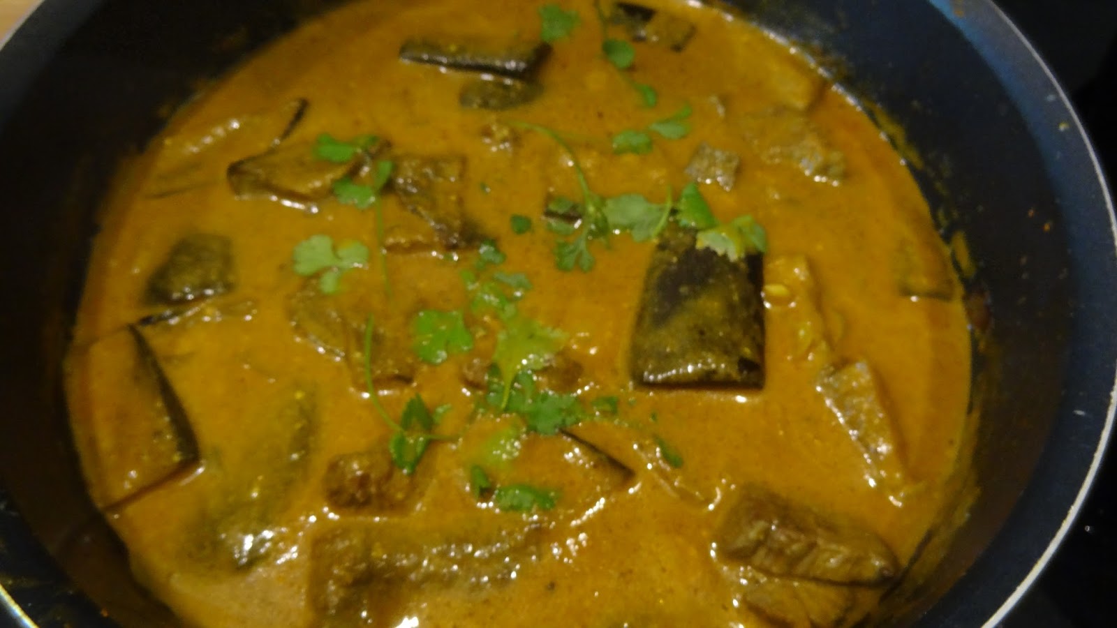 Smaki przyprawy i kolory Curry with Eggplant with Cardamom and Coconut