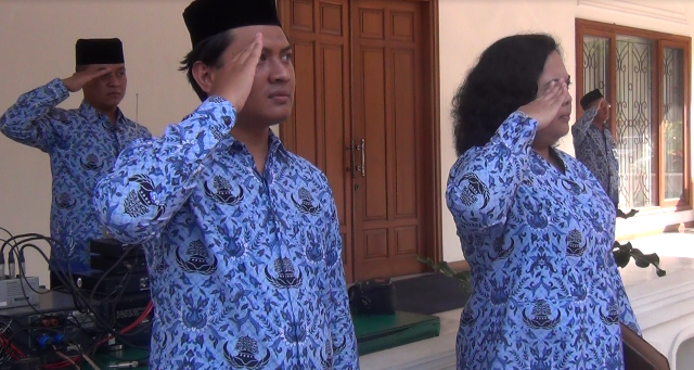 KEMENKUMHAM JATIM ANGKATAN 2012: UPACARA BENDERA MEMPERINGATI HARI