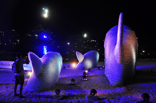 Γλυπτά Ψάρια Φτιαγμένα από πεταμένα πλαστικά μπουκάλια