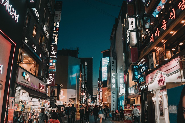 fot. Shawn Ang / unsplash.com CC0 1.0 https://www.granty-na-badania.com/2019/02/stypendia-na-studia-w-korei.html