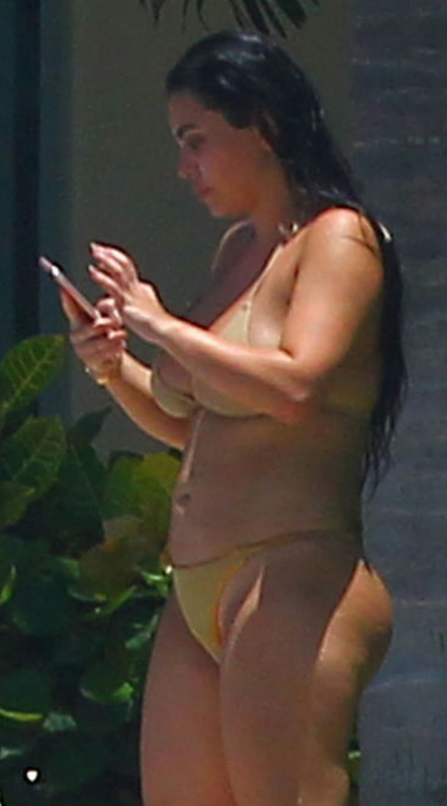 Kim Kardashian Fakes Out Fans and Paparazzi With Look-alike - EonlineGH.Com