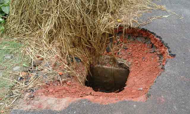 Breakdown in 20 days for new road reform in Kachua কচুয়ায় নতুন রাস্তা সংস্কার করার ২০ দিনেই ভাঙ্গন