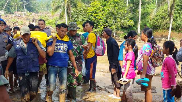 Selain Menelan Korban Jiwa, Banjir Bandang Cisalak Juga Membuat 385 Warga Mengungsi Selain Menelan Korban Jiwa, Banjir Bandang Cisalak Juga Membuat 385 Warga Mengungsi