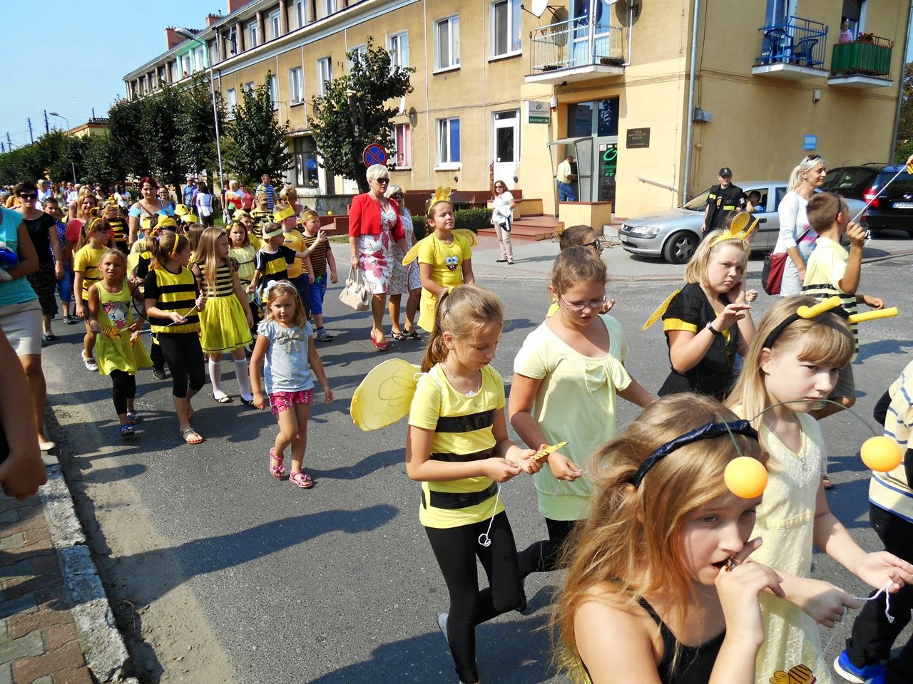 dzieci w korowodzie w pszczelarskim dni pszczelarza w Babimoście