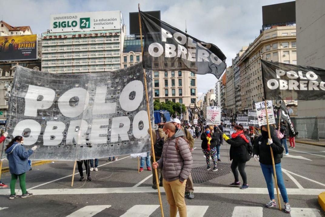 Protesta de piqueteros con distancia social en reclamo de alimentos Protesta de piqueteros con distancia social en reclamo de alimentos