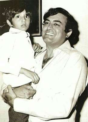 You know very well that it is Sanjeev Kumar but whom he is holding? That's a guy who takes heck out of us with his horror movies- Vikram Bhatt. You know very well that it is Sanjeev Kumar but whom he is holding? That's a guy who takes heck out of us with his horror movies- Vikram Bhatt.