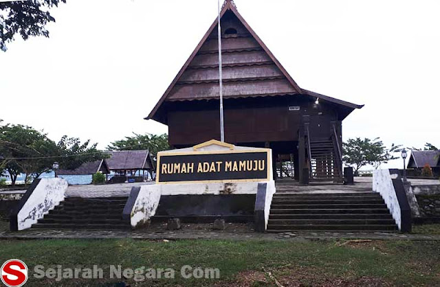 Gambar Rumah Adat Sulawesi Barat Bagi Anda yang kini sedang mencari gambar rumah Adat Sulawesi Barat Gambar Rumah Adat Sulawesi Barat